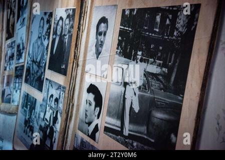 Londra, Regno Unito. 19 ottobre 2023. Elvis Presley Family Photos album, esposto alla mostra Direct from Graceland: Elvis che si tiene all'Arches London Bridge ''Direct from Graceland: la mostra di Elvis, una nuova importante mostra retrospettiva che esplora la vita di Elvis Presley, che fino ad oggi è una delle figure più iconiche e influenti del XX secolo, è la mostra di apertura presso il nuovo luogo di arte e cultura, l'Arches London Bridge. The Direct from Graceland: la mostra di Elvis presenta oltre 450 manufatti di proprietà di Elvis Presley, direttamente dalla casa di Graceland in me dell'icona Foto Stock