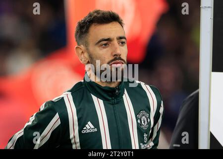 Bruno Fernandes n. 8 del Manchester United all'inizio della partita di Premier League Sheffield United vs Manchester United a Bramall Lane, Sheffield, Regno Unito, 21 ottobre 2023 (foto di Conor Molloy/News Images) Foto Stock