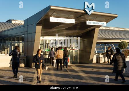 Aeroporto di Sofia Metrostazione o stazione della metropolitana e passeggeri a Sofia, Bulgaria, Europa orientale, Balcani, UE Foto Stock