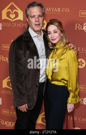 Hancock Park, Stati Uniti. 21 ottobre 2023. HANCOCK PARK, LOS ANGELES, CALIFORNIA, USA - 21 OTTOBRE: Tom Apostle e la moglie/attrice americana Sharon Lawrence arrivano all'annuale, A Sense of Home Gala 2023, aiutare a prevenire i senzatetto creando le prime case in assoluto e una comunità per i giovani che invecchiano in affidamento tenuto nella casa delle onorevoli Nicole Avant e Ted Sarandos il 21 ottobre 2023 ad Hancock Park, Los Angeles, California, Stati Uniti. (Foto di Xavier Collin/Image Press Agency) credito: Image Press Agency/Alamy Live News Foto Stock