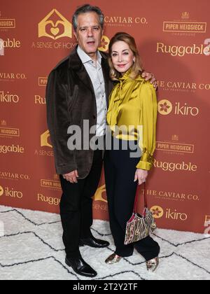 Hancock Park, Stati Uniti. 21 ottobre 2023. HANCOCK PARK, LOS ANGELES, CALIFORNIA, USA - 21 OTTOBRE: Tom Apostle e la moglie/attrice americana Sharon Lawrence arrivano all'annuale, A Sense of Home Gala 2023, aiutare a prevenire i senzatetto creando le prime case in assoluto e una comunità per i giovani che invecchiano in affidamento tenuto nella casa delle onorevoli Nicole Avant e Ted Sarandos il 21 ottobre 2023 ad Hancock Park, Los Angeles, California, Stati Uniti. (Foto di Xavier Collin/Image Press Agency) credito: Image Press Agency/Alamy Live News Foto Stock