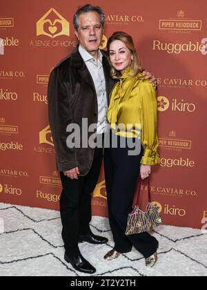 Hancock Park, Stati Uniti. 21 ottobre 2023. HANCOCK PARK, LOS ANGELES, CALIFORNIA, USA - 21 OTTOBRE: Tom Apostle e la moglie/attrice americana Sharon Lawrence arrivano all'annuale, A Sense of Home Gala 2023, aiutare a prevenire i senzatetto creando le prime case in assoluto e una comunità per i giovani che invecchiano in affidamento tenuto nella casa delle onorevoli Nicole Avant e Ted Sarandos il 21 ottobre 2023 ad Hancock Park, Los Angeles, California, Stati Uniti. (Foto di Xavier Collin/Image Press Agency) credito: Image Press Agency/Alamy Live News Foto Stock