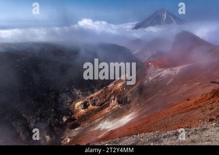 Paesaggio vulcanico di Kamchatka: Vista sulla cima del cono del vulcano Koryaksky dallo scenario del cratere attivo del vulcano Avacha nelle giornate soleggiate e nel cielo blu. Russo Foto Stock