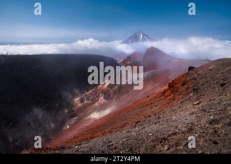 Paesaggio vulcanico di Kamchatka: Vista sulla cima del cono del vulcano Koryaksky dallo scenario del cratere attivo del vulcano Avacha nelle giornate soleggiate e nel cielo blu. Russo Foto Stock