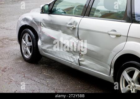 Auto argentata danneggiata, graffi sulle portiere Foto Stock