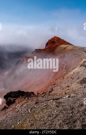 Paesaggio vulcanico di Kamchatka: Vista sulla cima del cono del vulcano Koryaksky dallo scenario del cratere attivo del vulcano Avacha nelle giornate soleggiate e nel cielo blu. Russo Foto Stock