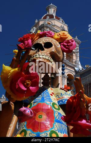 Non esclusiva: 20 ottobre 2023 ad Atlixco, Messico: Una Catrina monumentale che è stata installata come parte della celebrazione del giorno dei morti, è vista nel Foto Stock