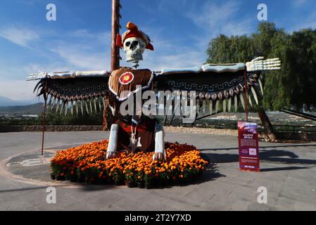 Non esclusiva: 20 ottobre 2023 ad Atlixco, Messico: Una Catrina monumentale che è stata installata come parte della celebrazione del giorno dei morti, è vista nel Foto Stock