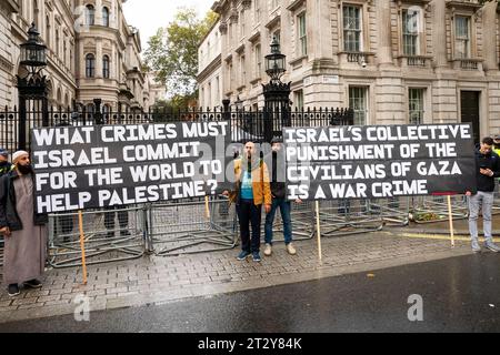 Londra, Regno Unito. 21 ottobre 2023. Marcia nazionale per Gaza, ferma la guerra su Gaza. In marcia da Marble Arch a Downing Street. Chiedere un cessate il fuoco e tutti gli aiuti necessari per i palestinesi affinché possano entrare a Gaza. Organizzato dalla Palestina Solidarity Campaign, Friends of al-Aqsa, Stop the War Coalition, Muslim Association of Britain, Palestinian Forum in Britain e CND. Crediti: Stephen Bell/Alamy Live News Foto Stock