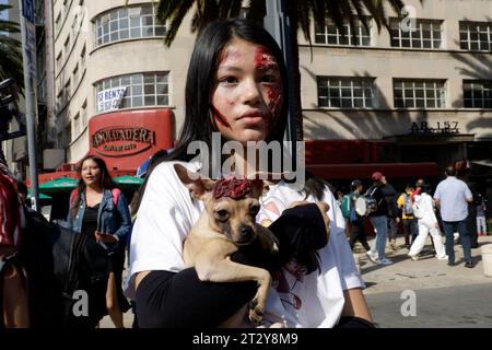 Non esclusiva: 21 ottobre 2023, città del Messico, Messico: Centinaia di persone vestite da zombie partecipano alla marcia degli zombie a città del Messico. Ottobre Foto Stock