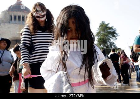 Non esclusiva: 21 ottobre 2023, città del Messico, Messico: Centinaia di persone vestite da zombie partecipano alla marcia degli zombie a città del Messico. Ottobre Foto Stock