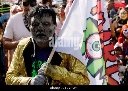 Non esclusiva: 21 ottobre 2023, città del Messico, Messico: Centinaia di persone vestite da zombie partecipano alla marcia degli zombie a città del Messico. Ottobre Foto Stock