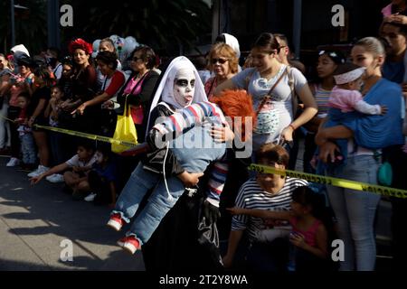 Non esclusiva: 21 ottobre 2023, città del Messico, Messico: Centinaia di persone vestite da zombie partecipano alla marcia degli zombie a città del Messico. Ottobre Foto Stock