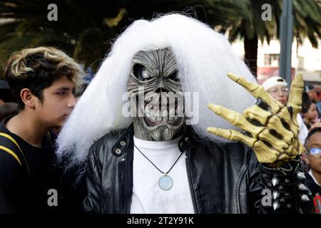 Non esclusiva: 21 ottobre 2023, città del Messico, Messico: Centinaia di persone vestite da zombie partecipano alla marcia degli zombie a città del Messico. Ottobre Foto Stock