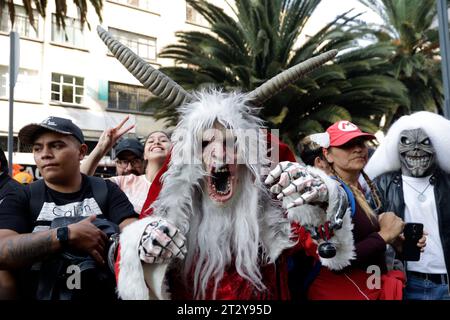 Non esclusiva: 21 ottobre 2023, città del Messico, Messico: Centinaia di persone vestite da zombie partecipano alla marcia degli zombie a città del Messico. Ottobre Foto Stock