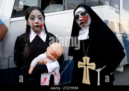 Non esclusiva: 21 ottobre 2023, città del Messico, Messico: Centinaia di persone vestite da zombie partecipano alla marcia degli zombie a città del Messico. Ottobre Foto Stock