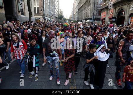 Non esclusiva: 21 ottobre 2023, città del Messico, Messico: Centinaia di persone vestite da zombie partecipano alla marcia degli zombie a città del Messico. Ottobre Foto Stock