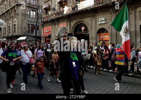 Non esclusiva: 21 ottobre 2023, città del Messico, Messico: Centinaia di persone vestite da zombie partecipano alla marcia degli zombie a città del Messico. Ottobre Foto Stock