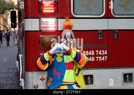 Non esclusiva: 21 ottobre 2023, città del Messico, Messico: Centinaia di persone vestite da zombie partecipano alla marcia degli zombie a città del Messico. Ottobre Foto Stock