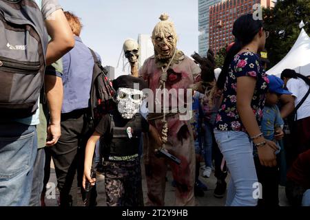 Non esclusiva: 21 ottobre 2023, città del Messico, Messico: Centinaia di persone vestite da zombie partecipano alla marcia degli zombie a città del Messico. Ottobre Foto Stock