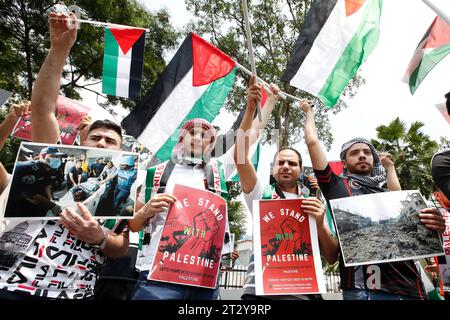 Kuala Lumpur, Malesia. 13 ottobre 2023. I palestinesi tengono cartelli durante la manifestazione di solidarietà con la Palestina presso l'edificio dell'ambasciata palestinese. I manifestanti della manifestazione di solidarietà hanno chiesto protezione internazionale per il popolo palestinese attaccato a Gaza. (Foto di Wong Fok Loy/SOPA Images/Sipa USA) credito: SIPA USA/Alamy Live News Foto Stock