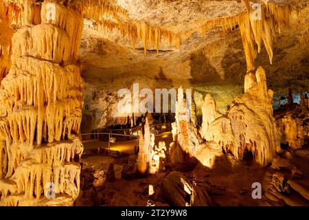 L'incredibile grotta Kapsia, con centinaia di stalattiti e stalagmiti, nella regione dell'Arcadia, nel Peloponneso, in Grecia, in Europa. Foto Stock