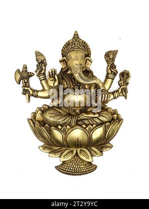 statua d'oro del dio indù ganesh con mani multiple seduta con gambe incrociate in un fiore di loto isolato su sfondo bianco Foto Stock