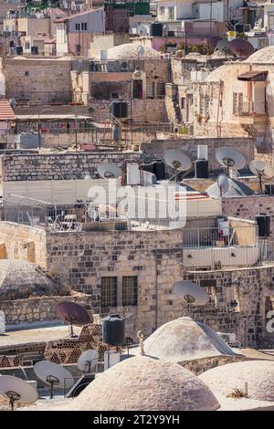 Tipica vista sui tetti di una città mediorientale Foto Stock