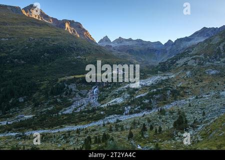 Alta valle alpina dello Zemmgrund nelle Alpi dello Zillertal. Rifugio alpino Berliner Hut. Mörchnerscharte sullo sfondo. Tirolo. Alpi austriache. Europa. Foto Stock