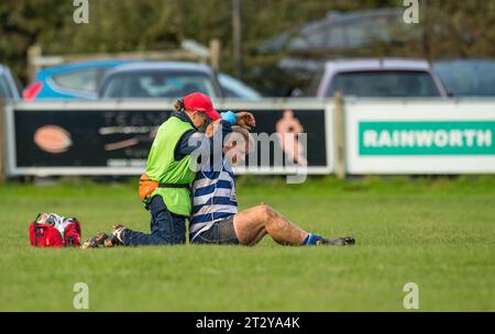 Giocatore inglese amatoriale Rugby Union che riceve un trattamento di primo soccorso mentre gioca in una partita di campionato. Foto Stock