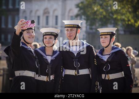 Londra, Regno Unito. 22 ottobre 2023. I cadetti marini fanno alcuni selfie nella Horse Guards Parade prima di marciare per l'annuale Trafalgar Day Parade. Centinaia di cadetti e altri servizi personali assistono alla parata in occasione dell'anniversario della battaglia di Trafalgar. Il 21 ottobre 1805 l'ammiraglio Lord Nelson sconfisse le flotte francesi e spagnole di Capo Trafalgar nel sud-ovest della Spagna e perse la vita nella battaglia. Crediti: Guy Corbishley/Alamy Live News Foto Stock