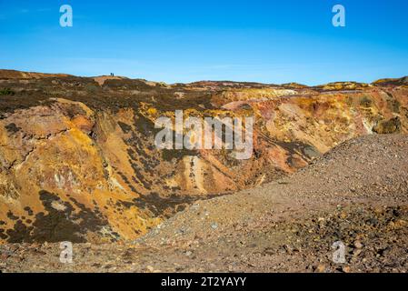 Parys Mountain Copper Mine, Amlwch, Anglesey, Galles del Nord. Un incredibile paesaggio industriale vecchio con sentieri per passeggiate intorno al sito. Foto Stock