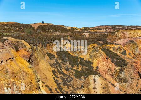 Parys Mountain Copper Mine, Amlwch, Anglesey, Galles del Nord. Un incredibile paesaggio industriale vecchio con sentieri per passeggiate intorno al sito. Foto Stock