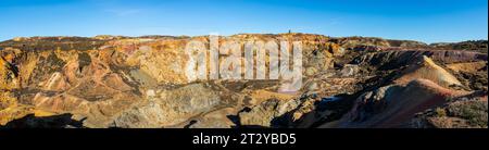 Parys Mountain Copper Mine, Amlwch, Anglesey, Galles del Nord. Un incredibile paesaggio industriale vecchio con sentieri per passeggiate intorno al sito. Foto Stock