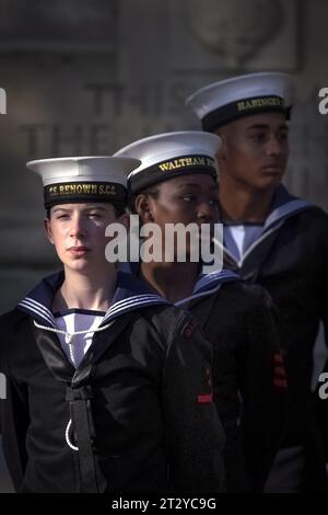 Londra, Regno Unito. 22 ottobre 2023. I cadetti marini si preparano alla Horse Guards Parade, pronti a marciare per l'annuale Trafalgar Day Parade. Centinaia di cadetti e altri servizi personali assistono alla parata in occasione dell'anniversario della battaglia di Trafalgar. Il 21 ottobre 1805 l'ammiraglio Lord Nelson sconfisse le flotte francesi e spagnole di Capo Trafalgar nel sud-ovest della Spagna e perse la vita nella battaglia. Crediti: Guy Corbishley/Alamy Live News Foto Stock