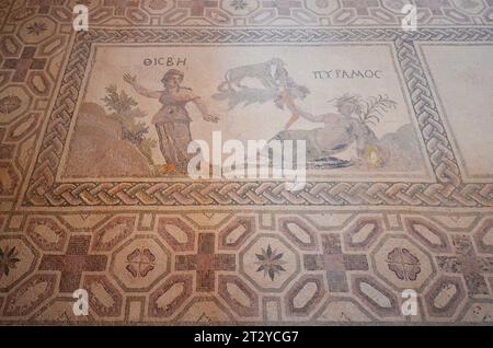 Paphos, Cipro - 27 settembre 2023: Parco archeologico di Kato Paphos, patrimonio dell'umanità dell'UNESCO, mosaico con la ninfa di Thisvi e Pygamos Foto Stock