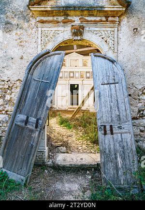 Ingresso e porte al monastero in rovina di Agia Ekaterina sull'isola di Nissos vicino ad Agio Spyridon sulla costa nord-orientale delle Isole Ionie di Corfù Foto Stock