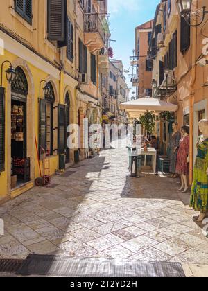 Strade di negozi nella vibrante città bizantina di Kerkira o Corfù città capitale dell'isola di Corfù, nelle Isole Ionie della Grecia Foto Stock