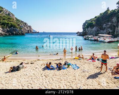 Spiaggia di Agios Spyridon a Palaiokastritsa sull'isola ionica di Corfù in Grecia Foto Stock