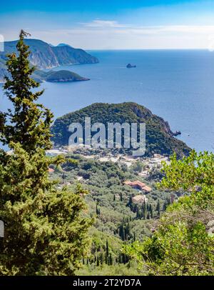 Guardando verso il basso sulla costa frastagliata di Palaiokastritsa dal villaggio collinare di Lakones sull'isola ionica di Corfù in Grecia Foto Stock