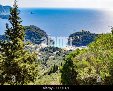 Guardando verso il basso sulla costa frastagliata di Palaiokastritsa dal villaggio collinare di Lakones sull'isola ionica di Corfù in Grecia Foto Stock