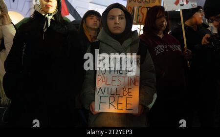 Varsavia, Polonia. 20 ottobre 2023. Si vede la gente partecipare a una manifestazione a sostegno di Gaza e della Palestina il 20 ottobre 2023 a Varsavia, in Polonia. Una marcia che ha preso il giorno successivo è stata condannata dall'ambasciatore israeliano in Polonia per "palese antisemitismo” a causa di segni e canti con le parole "dal fiume al mare la Palestina sarà libera”. La frase è stata detta per chiedere lo scioglimento di Israele secondo i critici. (Foto di Jaap Arriens/Sipa USA) credito: SIPA USA/Alamy Live News Foto Stock