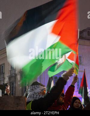 Varsavia, Polonia. 20 ottobre 2023. Si vede la gente partecipare a una manifestazione a sostegno di Gaza e della Palestina il 20 ottobre 2023 a Varsavia, in Polonia. Una marcia che ha preso il giorno successivo è stata condannata dall'ambasciatore israeliano in Polonia per "palese antisemitismo” dopo che una donna è stata vista portare con sé un cartello con la scritta "mantenere il mondo pulito”. La donna con il segno presumibilmente è una studentessa di medicina norvegese presso l'Università di Varsavia secondo il sito Notes from Poland. (Foto di Jaap Arriens/Sipa USA) credito: SIPA USA/Alamy Live News Foto Stock