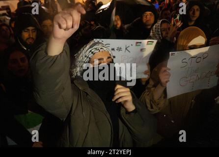 Varsavia, Polonia. 20 ottobre 2023. Si vede la gente partecipare a una manifestazione a sostegno di Gaza e della Palestina il 20 ottobre 2023 a Varsavia, in Polonia. Una marcia che ha preso il giorno successivo è stata condannata dall'ambasciatore israeliano in Polonia per "palese antisemitismo” dopo che una donna è stata vista portare con sé un cartello con la scritta "mantenere il mondo pulito”. La donna con il segno presumibilmente è una studentessa di medicina norvegese presso l'Università di Varsavia secondo il sito Notes from Poland. (Foto di Jaap Arriens/Sipa USA) credito: SIPA USA/Alamy Live News Foto Stock