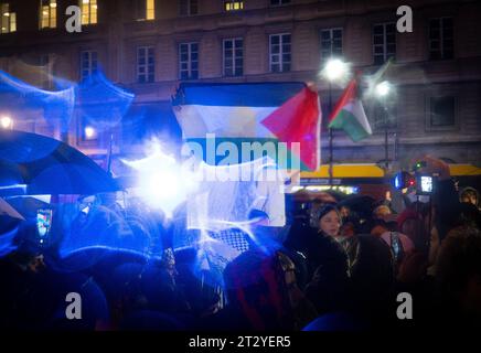 Varsavia, Polonia. 20 ottobre 2023. Si vede la gente partecipare a una manifestazione a sostegno di Gaza e della Palestina il 20 ottobre 2023 a Varsavia, in Polonia. Una marcia che ha preso il giorno successivo è stata condannata dall'ambasciatore israeliano in Polonia per "palese antisemitismo” dopo che una donna è stata vista portare con sé un cartello con la scritta "mantenere il mondo pulito”. La donna con il segno presumibilmente è una studentessa di medicina norvegese presso l'Università di Varsavia secondo il sito Notes from Poland. (Foto di Jaap Arriens/Sipa USA) credito: SIPA USA/Alamy Live News Foto Stock