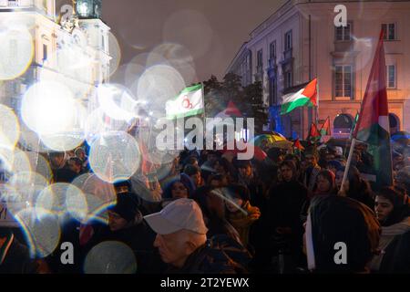 Varsavia, Polonia. 20 ottobre 2023. Si vede la gente partecipare a una manifestazione a sostegno di Gaza e della Palestina il 20 ottobre 2023 a Varsavia, in Polonia. Una marcia che ha preso il giorno successivo è stata condannata dall'ambasciatore israeliano in Polonia per "palese antisemitismo” dopo che una donna è stata vista portare con sé un cartello con la scritta "mantenere il mondo pulito”. La donna con il segno presumibilmente è una studentessa di medicina norvegese presso l'Università di Varsavia secondo il sito Notes from Poland. (Foto di Jaap Arriens/Sipa USA) credito: SIPA USA/Alamy Live News Foto Stock