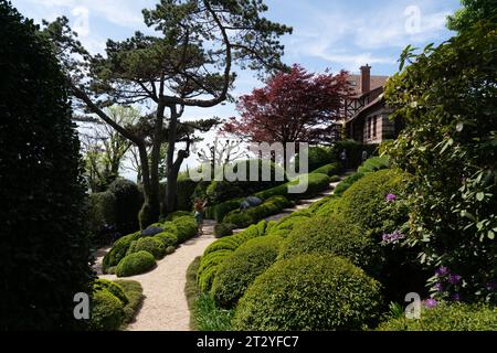 Les Jardins d'Etretat è un giardino neo-futuristico che si estende sulle scogliere della costa di Alabaster, una delle meraviglie della Normandia. Francia- vvbvanbr Foto Stock