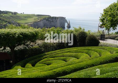 Les Jardins d'Etretat è un giardino neo-futuristico che si estende sulle scogliere della costa di Alabaster, una delle meraviglie della Normandia. Francia- vvbvanbr Foto Stock