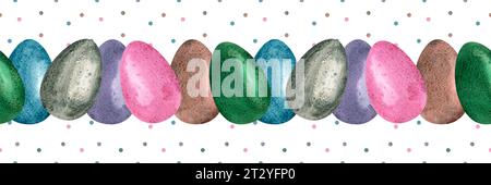 Striscione senza cuciture con un motivo di vivaci uova di Pasqua in blu, rosa, viola, verde, grigio e marrone su sfondo di coriandoli multicolori. Acquerello Foto Stock