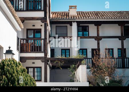 VECCHIO EDIFICIO RESIDENZIALE CON TERRAZZE E ALBERI Foto Stock